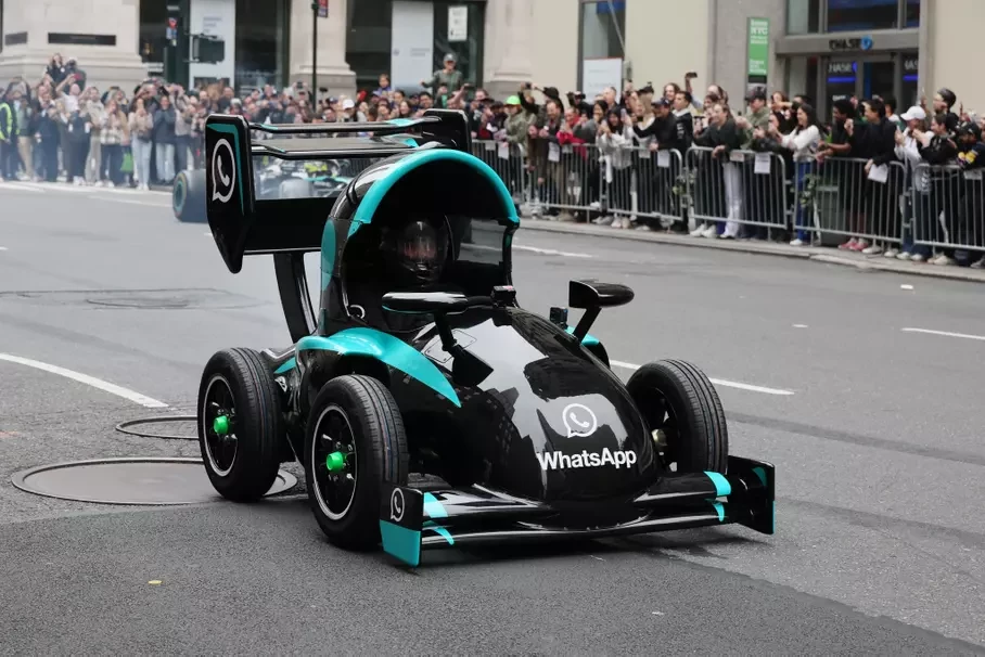 Фото: эмодзи-машинку из WhatsApp превратили в настоящий шоу-кар