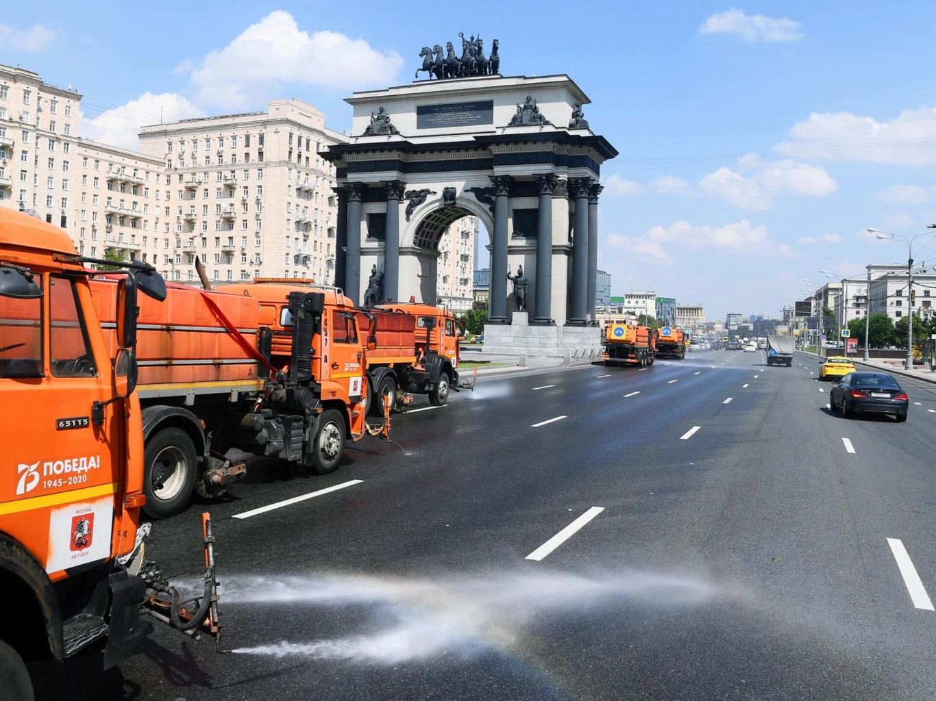 Эксперт: дороги поливают водой не только для уборки