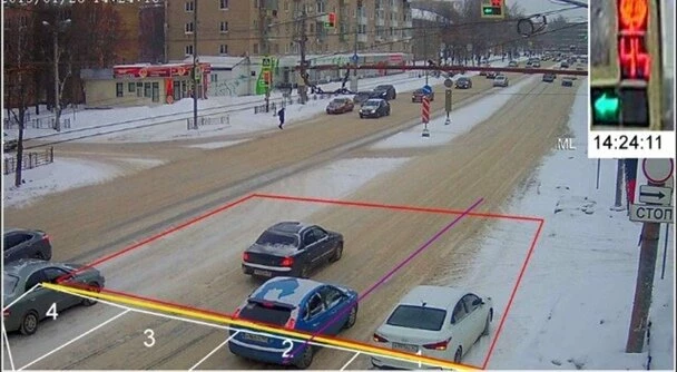 Сколько камер в Москве ловят за проезд на красный