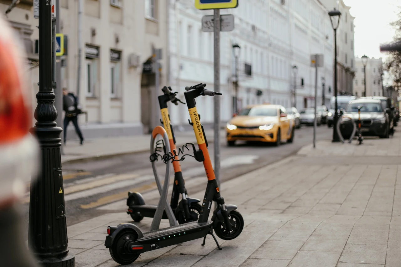 У московских электросамокатов появились номера
