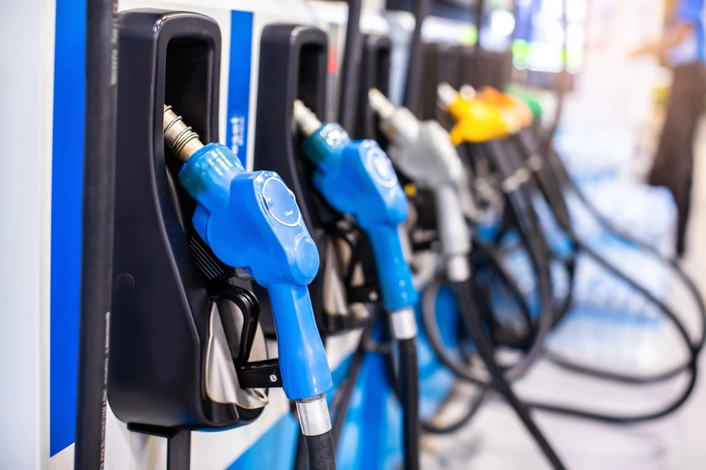 Один из регионов вводит штрафы за продажу бензина несовершеннолетним