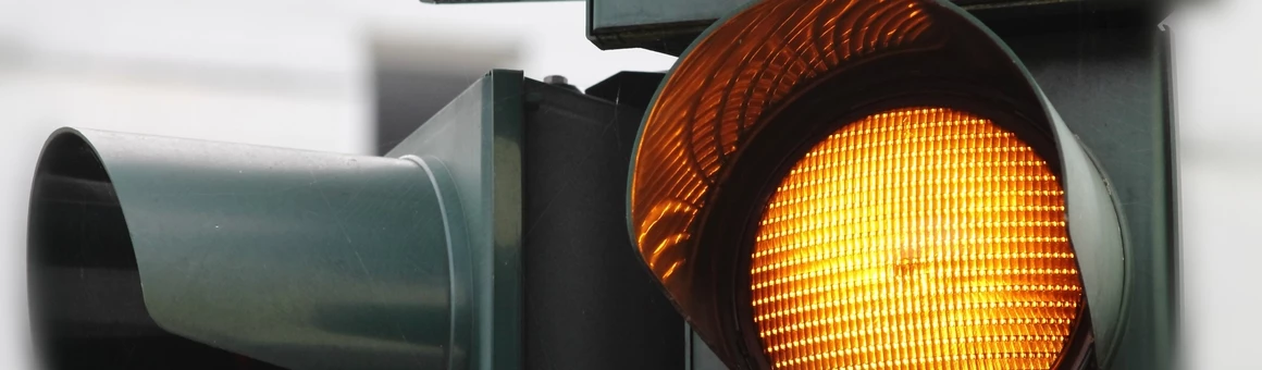 Желтый сигнал запрещает проезд. Но есть лазейка