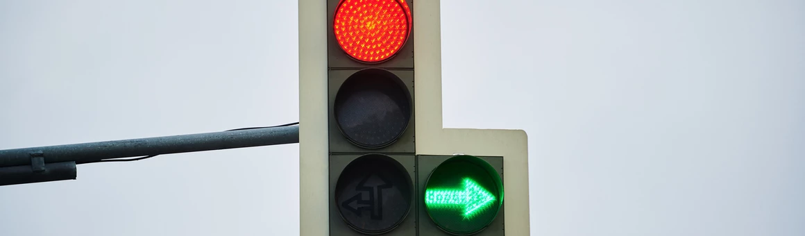 Завершил маневр на желтый сигнал светофора и получил штраф: как это работает