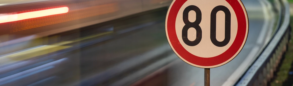 На трассах скоростной режим в непогоду будут регулировать динамические дорожные знаки