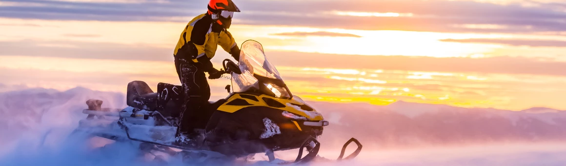 Зимние развлечения: нужны ли права на снегоход?