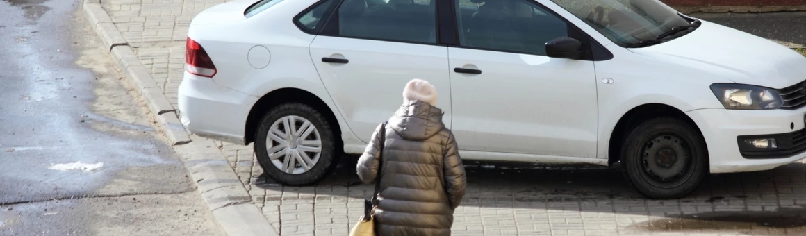 Какими штрафами обернется остановка, стоянка и езда по тротуару