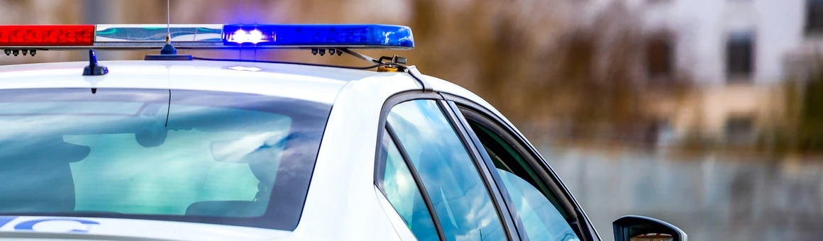 Водитель «избил» машину сотрудников ГИБДД