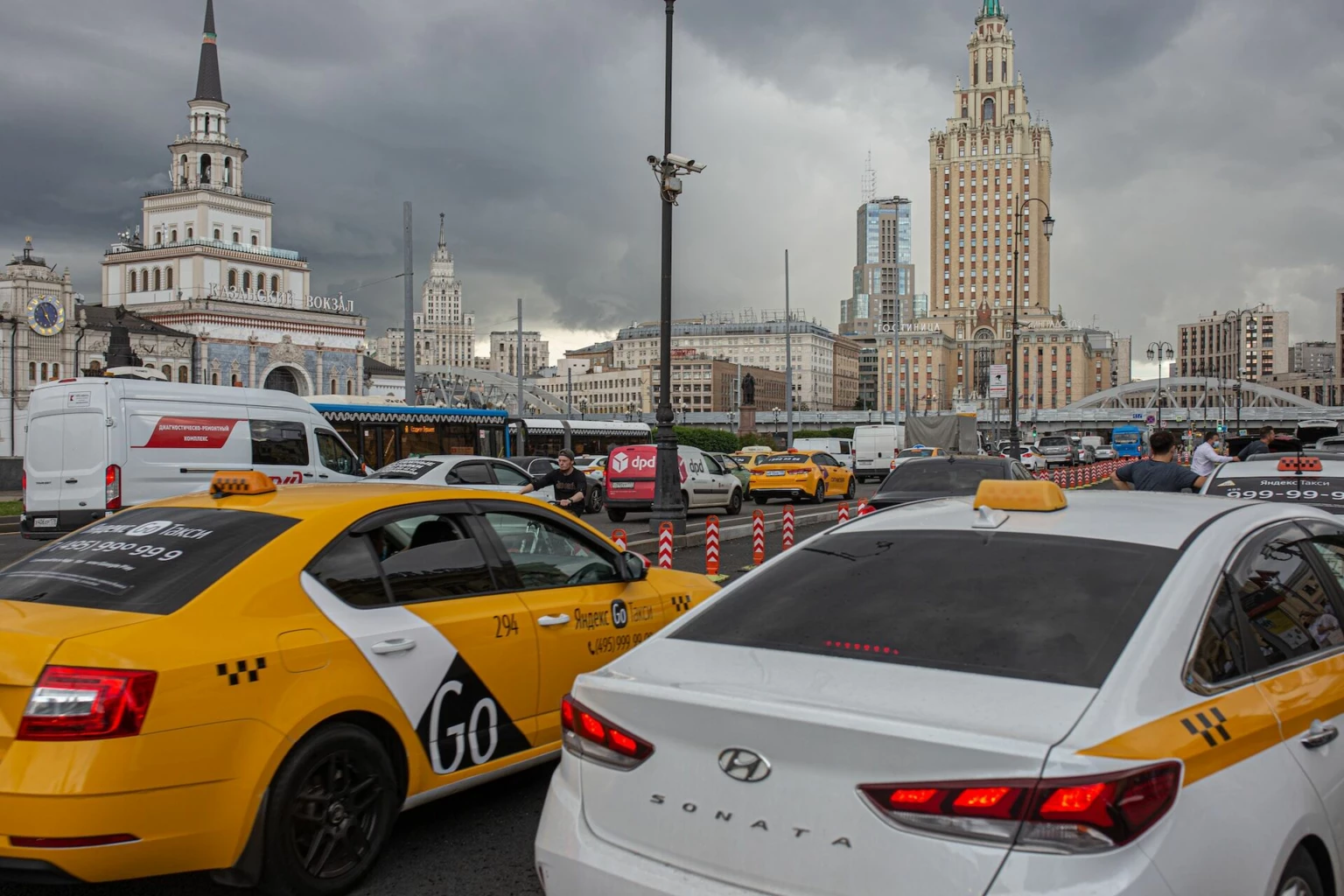 Эксперты: как не потерять данные при зарядке телефона в такси