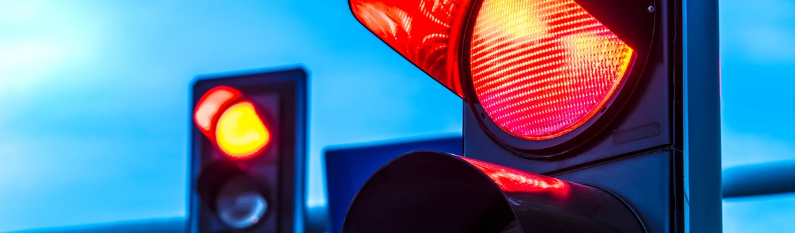 Когда проезд на красный грозит лишением прав?