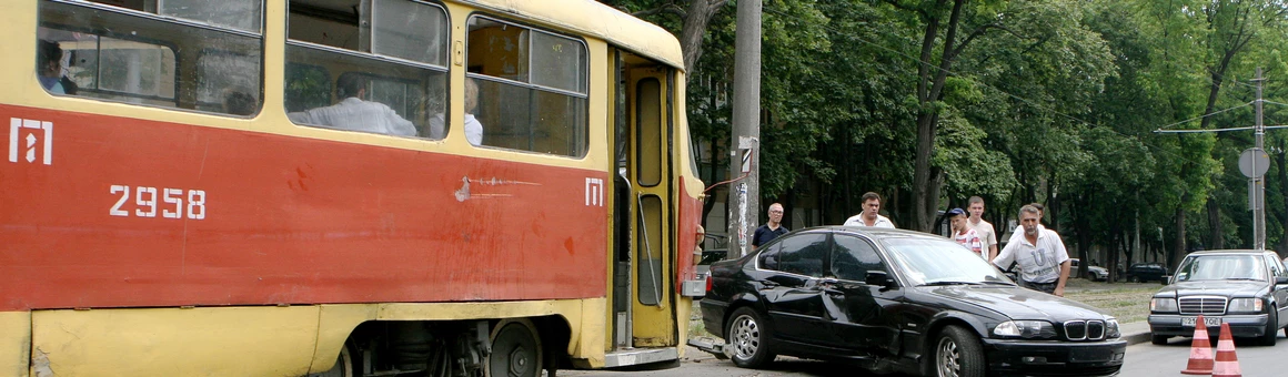 ДТП на трамвайных путях: почему нужно быстро убрать машину