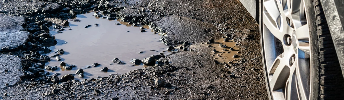 Верховный суд пояснил, кто несет ответственность за ямы на дорогах