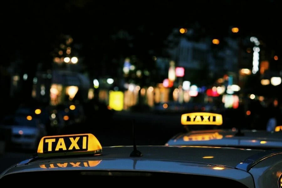 Что думают таксисты об идее «пересадить» их на отечественные авто?