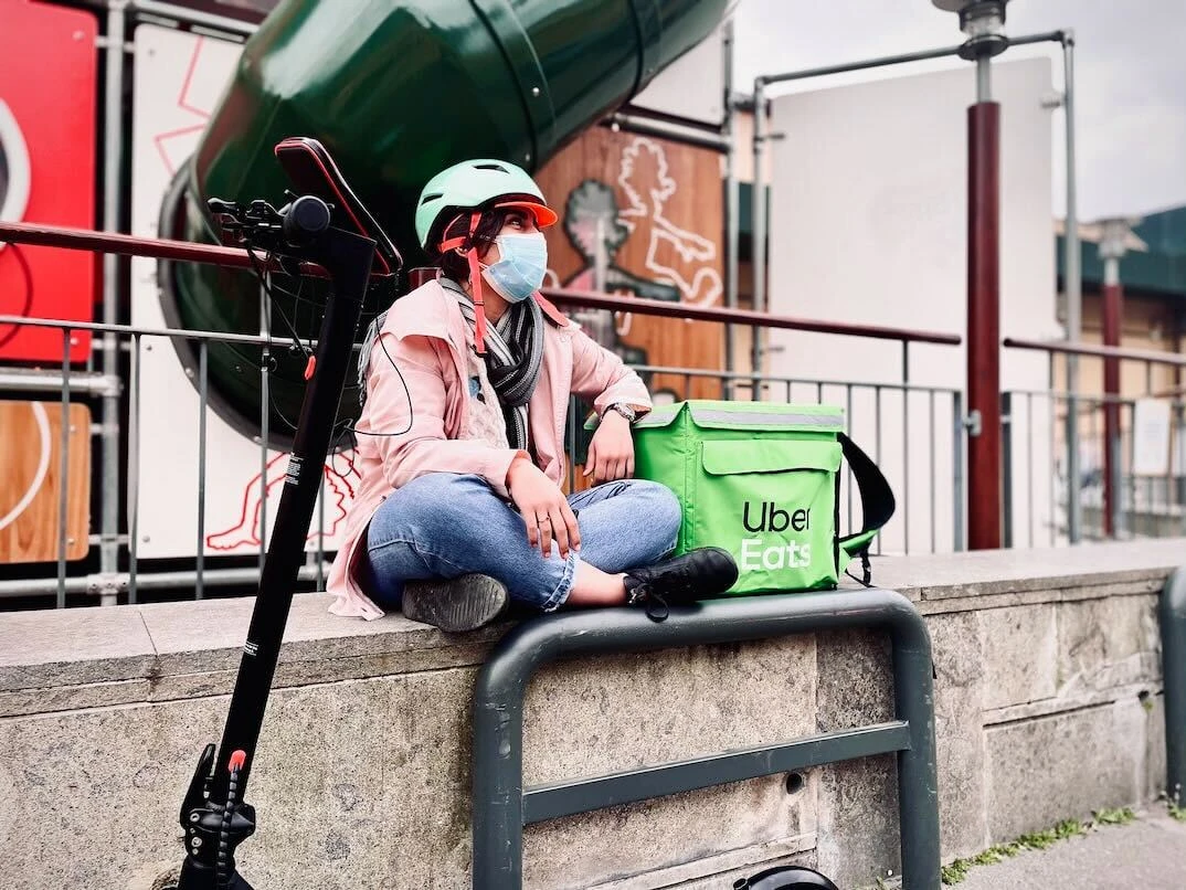 Курьеров хотят обязать обучаться вождению электросамокатов