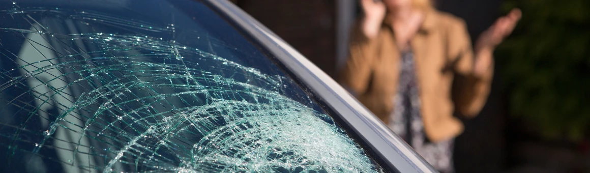 Разбитое стекло автомобиля: кого привлекать к ответственности в разных ситуациях